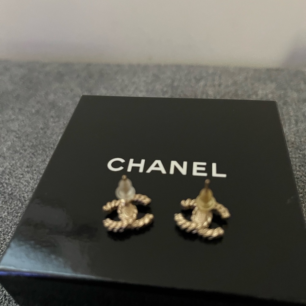 Chanel stud earrings - Picture 6 of 7